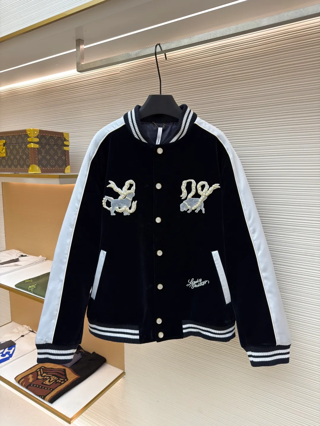 LOUIS VUITTON velvet denim Yokosuka jacket ●Original version: Purchased and developed for 35500 ●Item number: 1680974-C55 ●Fabric: velvet flocking fabric ●Technology: Washed production ●Version: loose fit ●Weight: about 1250 grams ●Size: 46-48-50-52 ●Description: 35500 purchased and developed, using 7*7 grain flocking cloth, customized flat machine ribbing, rayon lining inside, 1000 washed cotton, customized 1:1 accessories, loose version. The overall wiring is straight and delicate, the fabric is comfortable and soft, and the color is consistent without color difference. It can be matched with the same style to create a fashionable look and control various occasions. Customized accessories, complete with three standards, same style for men and women!